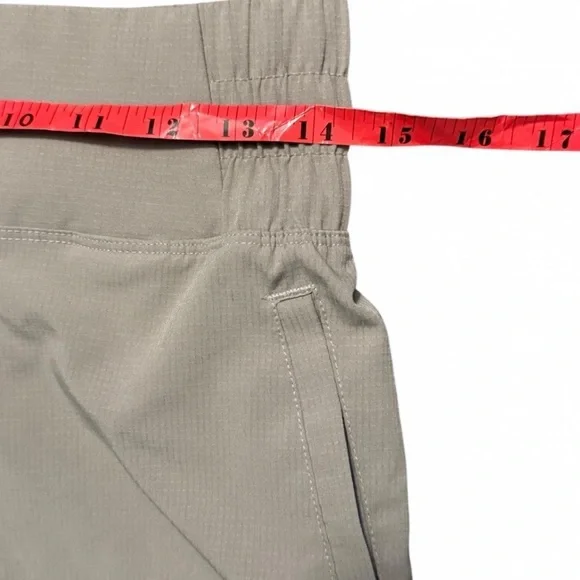 Women's Eddie Bauer Tan performance shorts. Size Small - Picture 4 of 6